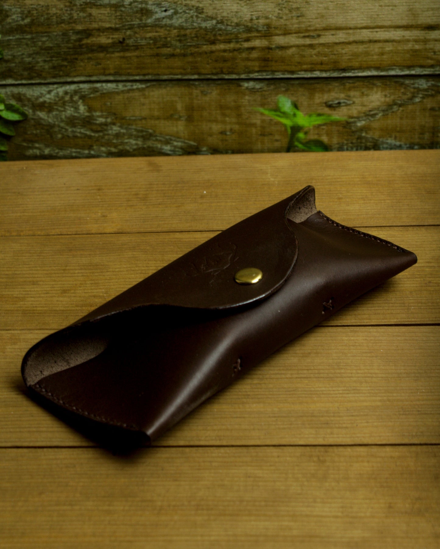 Latigo Guard – El Yapımı Hakiki Deri Gözlük Kılıfı