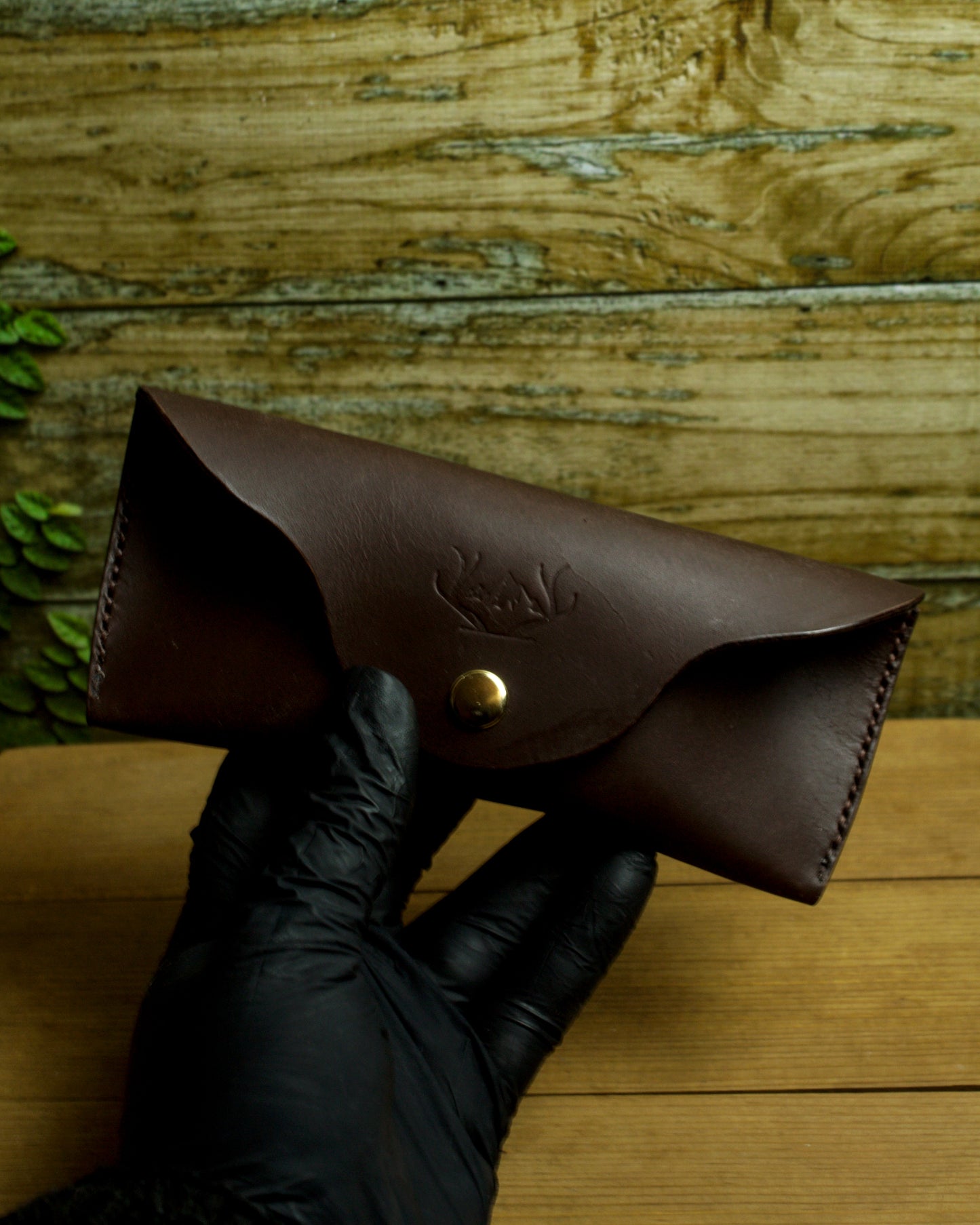 Latigo Guard – El Yapımı Hakiki Deri Gözlük Kılıfı