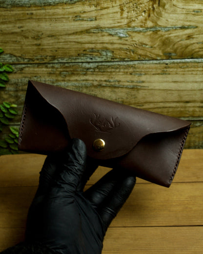 Latigo Guard – El Yapımı Hakiki Deri Gözlük Kılıfı